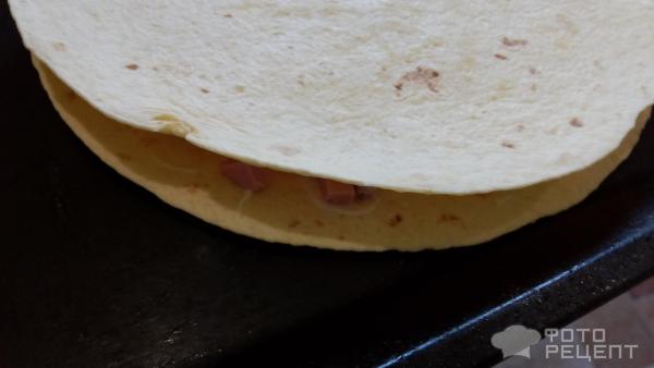 Пицца на мексиканской лепешке фото