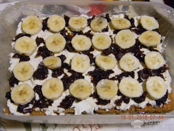 Торт творожный без выпечки с бананами и черносливом фото