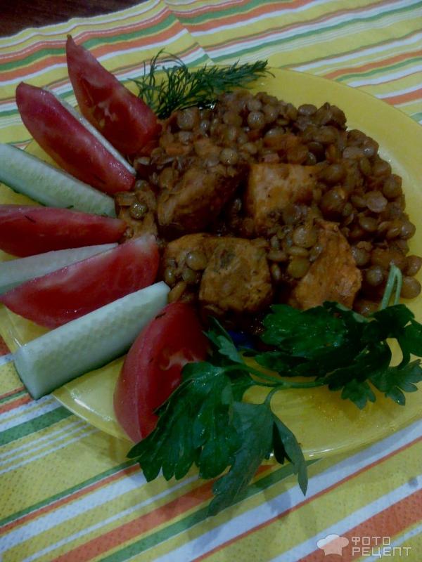 Куриная грудка с чечевицей под томатным соусом фото