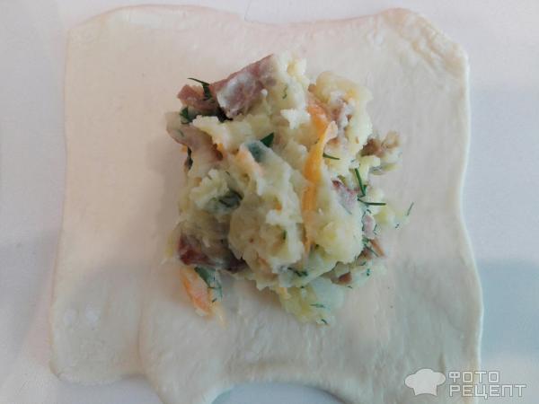 Мешочки из слоеного теста с фаршем, картофельным пюре, овощами фото