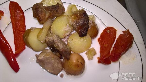 Картофель, запеченный в духовке с мясом и овощами фото