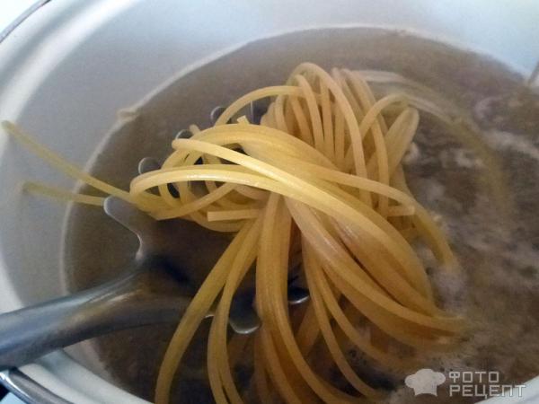 Спагетти с цуккини, сыром и острым соусом фото