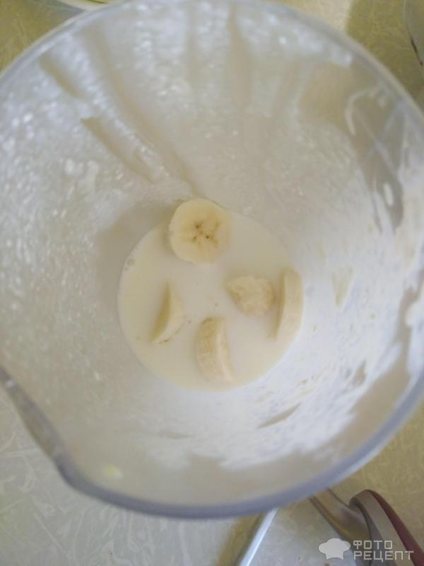 Детское лакомство Молочный коктейль с бананом и мороженым фото