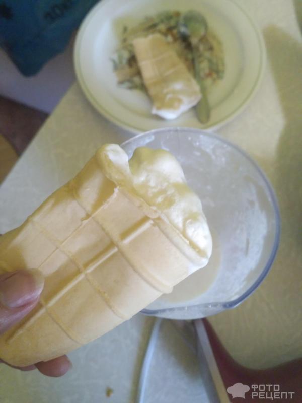 Детское лакомство Молочный коктейль с бананом и мороженым фото