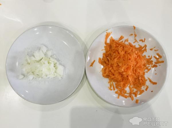 Порезанный лук и натертая морковь