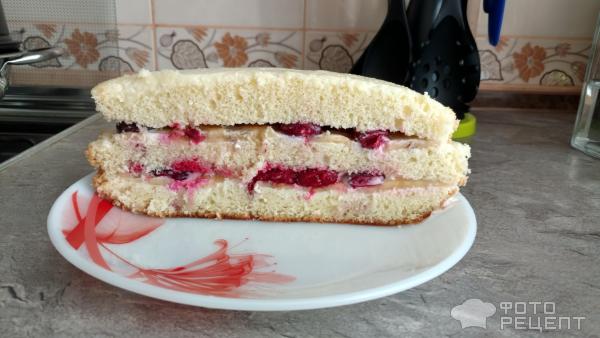 Торт бистквитный, с банново-вишневой начинкой фото