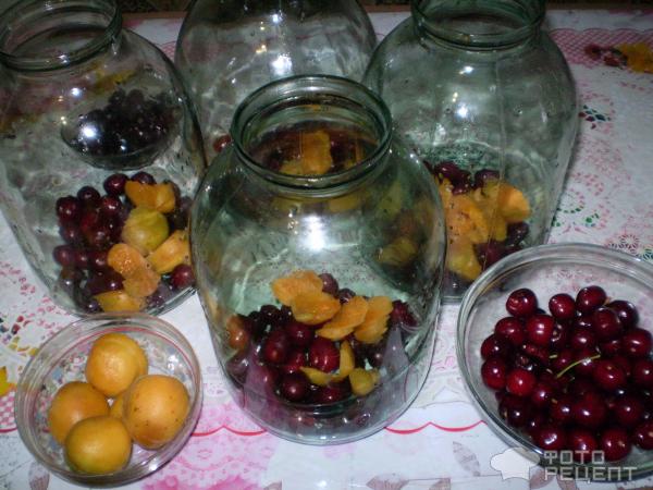 Консервированный компот с вишни, абрикос и черешни на зиму