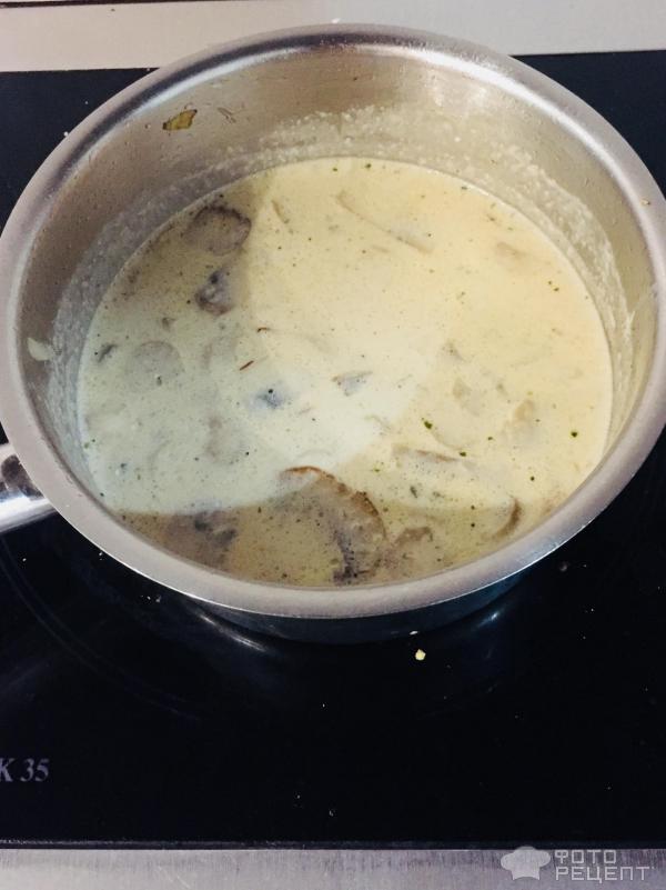 Крем суп из шампиньонов с тимьяном и сухарями фото