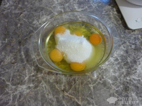 Яйца куриные и сахар -песок для бисквита
