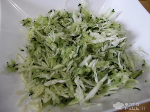 Салат из свежей капусты с огурцами фото