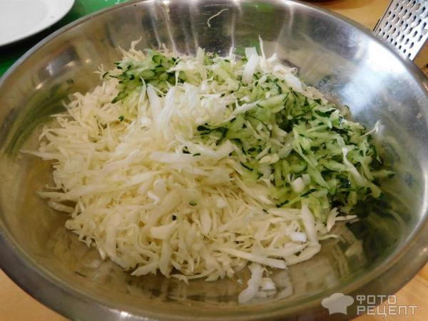 Салат из свежей капусты с огурцами фото