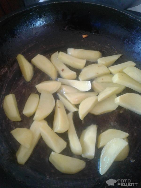 Жаренный картофель со сметанным соусом фото