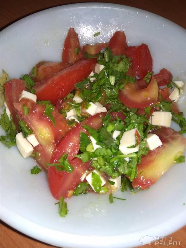 Салат из помидора с руколой и сыром фото