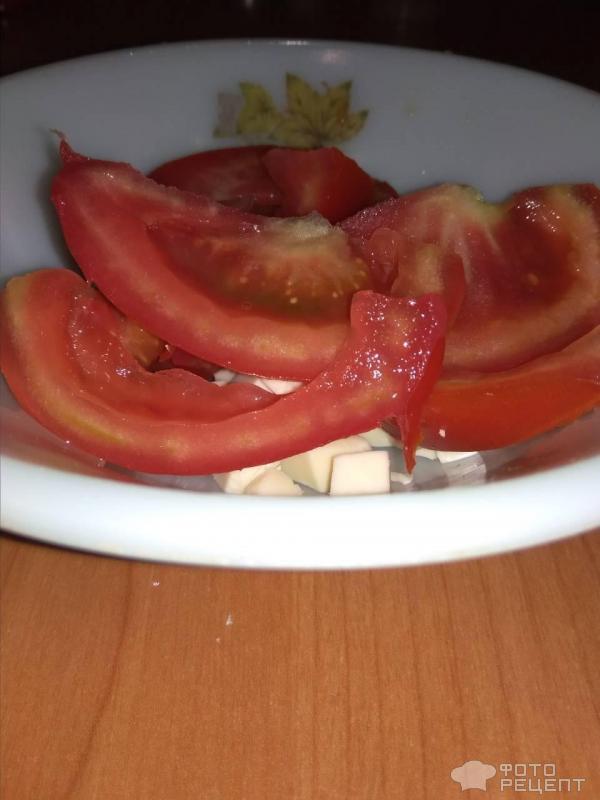 Салат из помидора с руколой и сыром фото