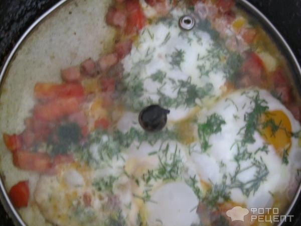 Яичница с помидорами, колбасой и укропом фото