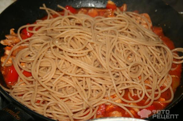 Спагетти с куриным филе, томатным соусом и сладким перцем