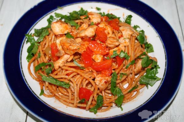 Спагетти с куриным филе, томатным соусом и сладким перцем