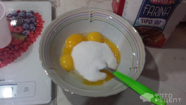 Яичный желток размешать с сахаром