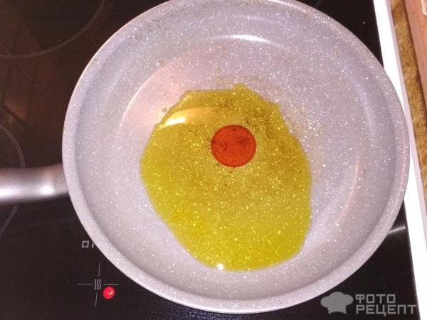 оливковое масло в сковороде