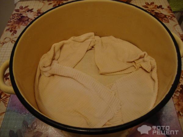 сырье в кастрюле покрытое мокрым полотенцем