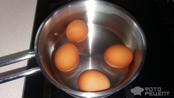 Отварите яйца вкрутую в течении 10 минут после закипания воды.