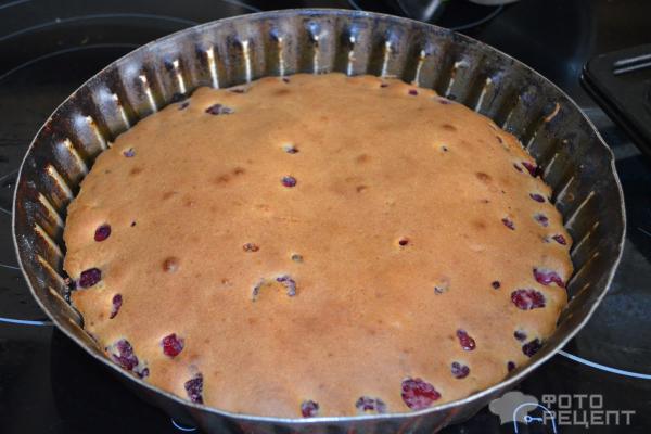 Пирог на простокваше со свежими ягодами фото