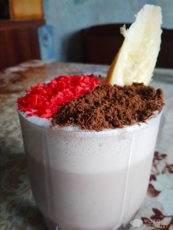 Шоколадно-банановый молочный коктейль Тропический фото