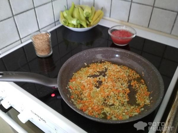 лук, чеснок и морковь в сковороде