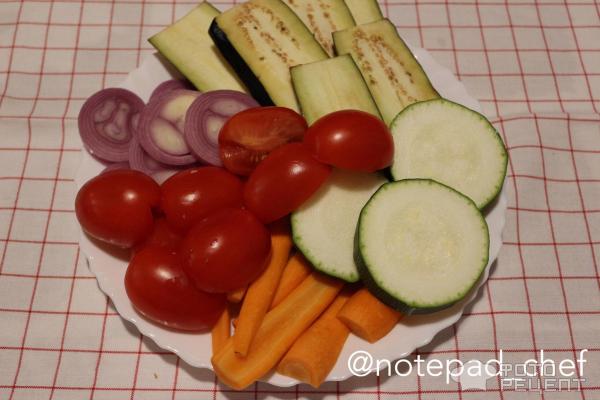 Говяжий стейк с овощами на гриле фото