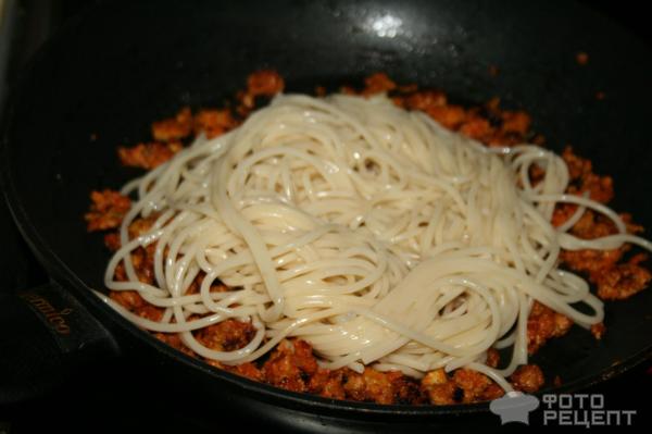 спагетти с куриным фаршем и творогом в томатном соусе