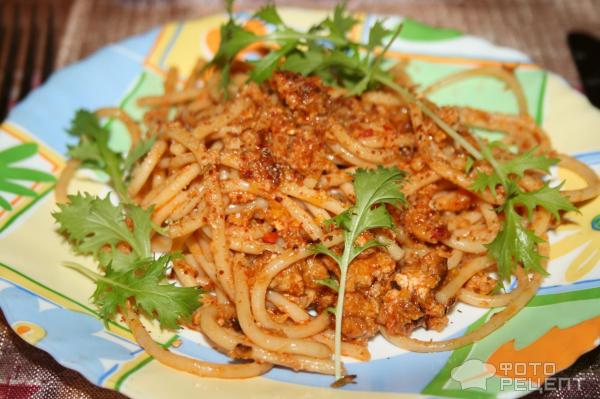 Спагетти с томатным соусом и фаршем