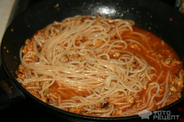 спагетти с куриным фаршем и творогом в томатном соусе