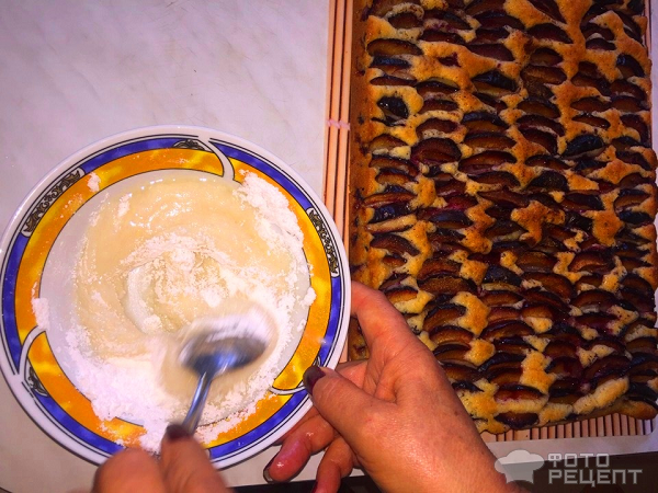 Очень вкусный сливовый пирог с сахарной глазурью фото