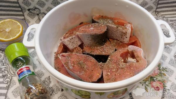 Красная рыба в сливочном соусе с томатами и шпинатом