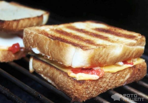 Горячий бутерброд с сыром и томатами фото