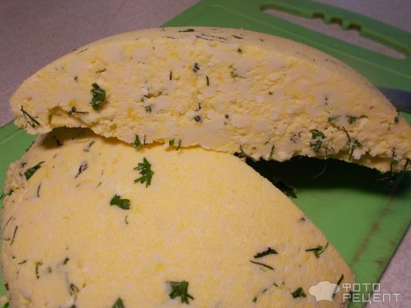 Сыр домашний с зеленью из молока и кефира фото