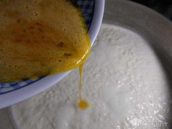 Сыр домашний с зеленью из молока и кефира фото