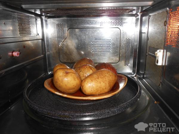 Картофель в мундире в микроволновке
