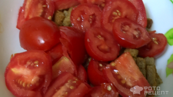 Простой салатик из помидор и сухариков фото