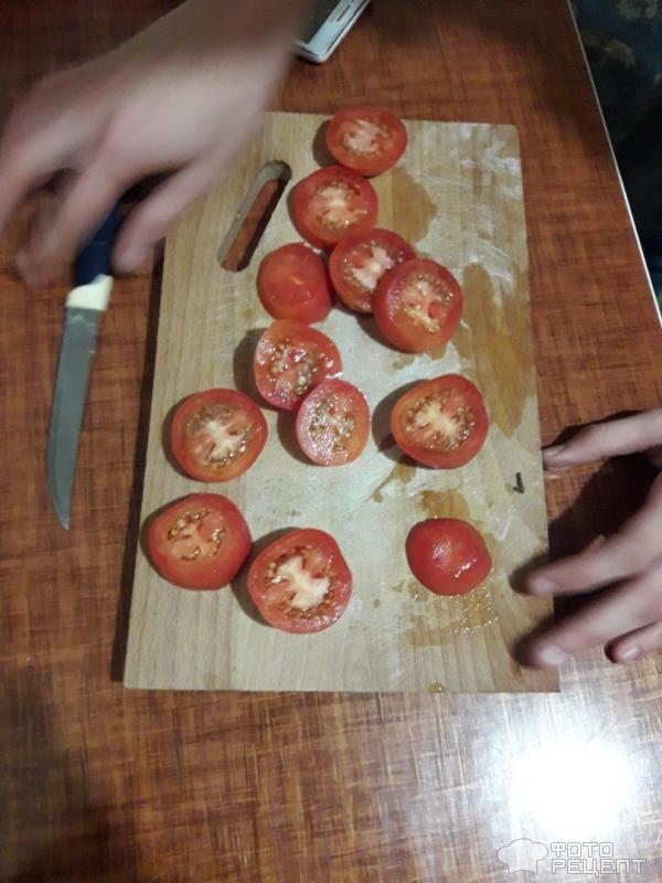 Нарезанные помидоры кольцами.