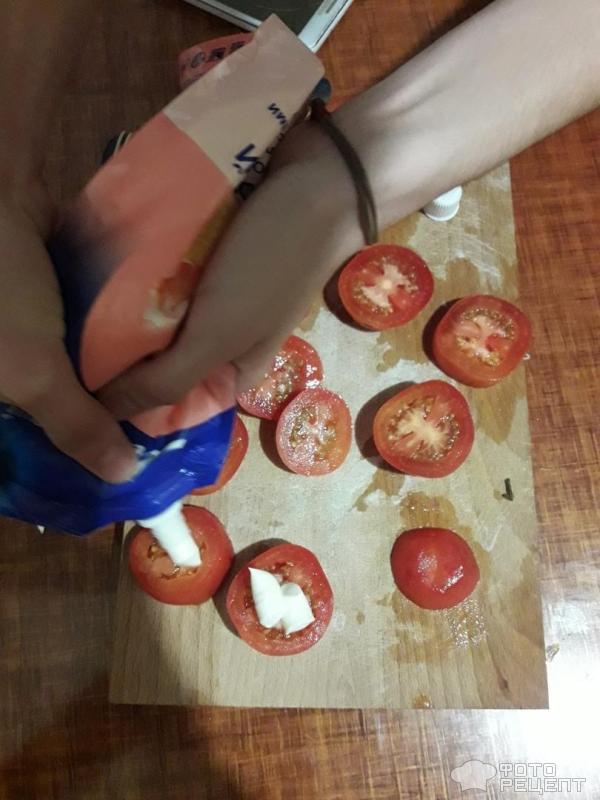 Наненсение майонез поверх колец помидора.
