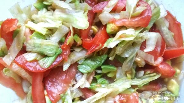 Свежий салат из авокадо и салата Айсберг фото