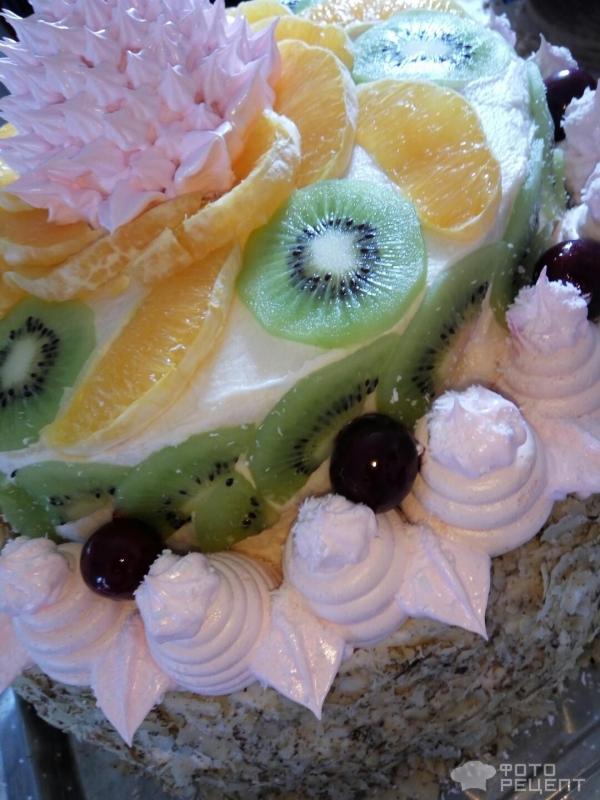 Торт бисквитный, оформление фруктами фото