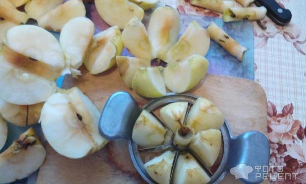режем яблоки специальным приспособлением