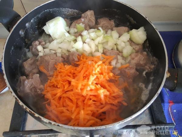 добавляем лук и морковь к мясу
