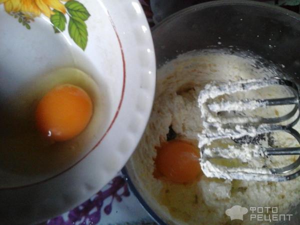 Добавление яиц в тесто