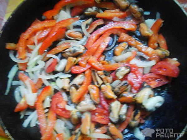 Обжаривание мидий и овощей на сковороде