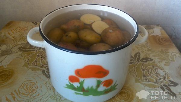 Картофель заливаем водой
