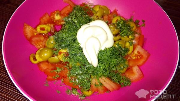 Салат с помидорами и зеленью Июньский фото