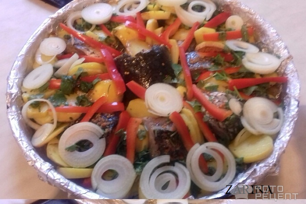 Пеленгас, запеченный с овощами в духовке фото